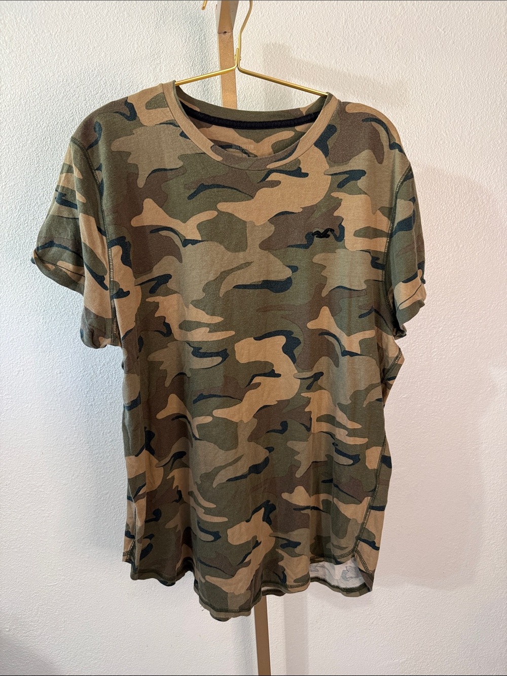 Hollister women’s-Camo Short-Sleeve curved hem Crewneck T-Shirt - Green Camo- M
